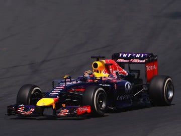 Vettel rueda con su RB10 por Hungría