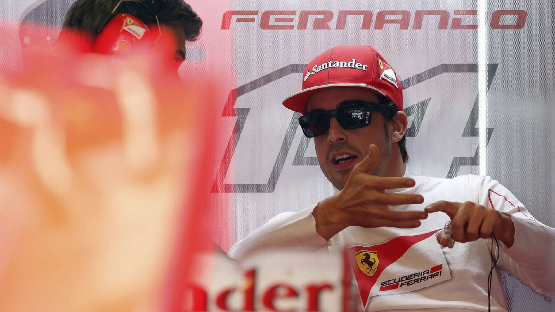 Alonso conversa en el box de Ferrari