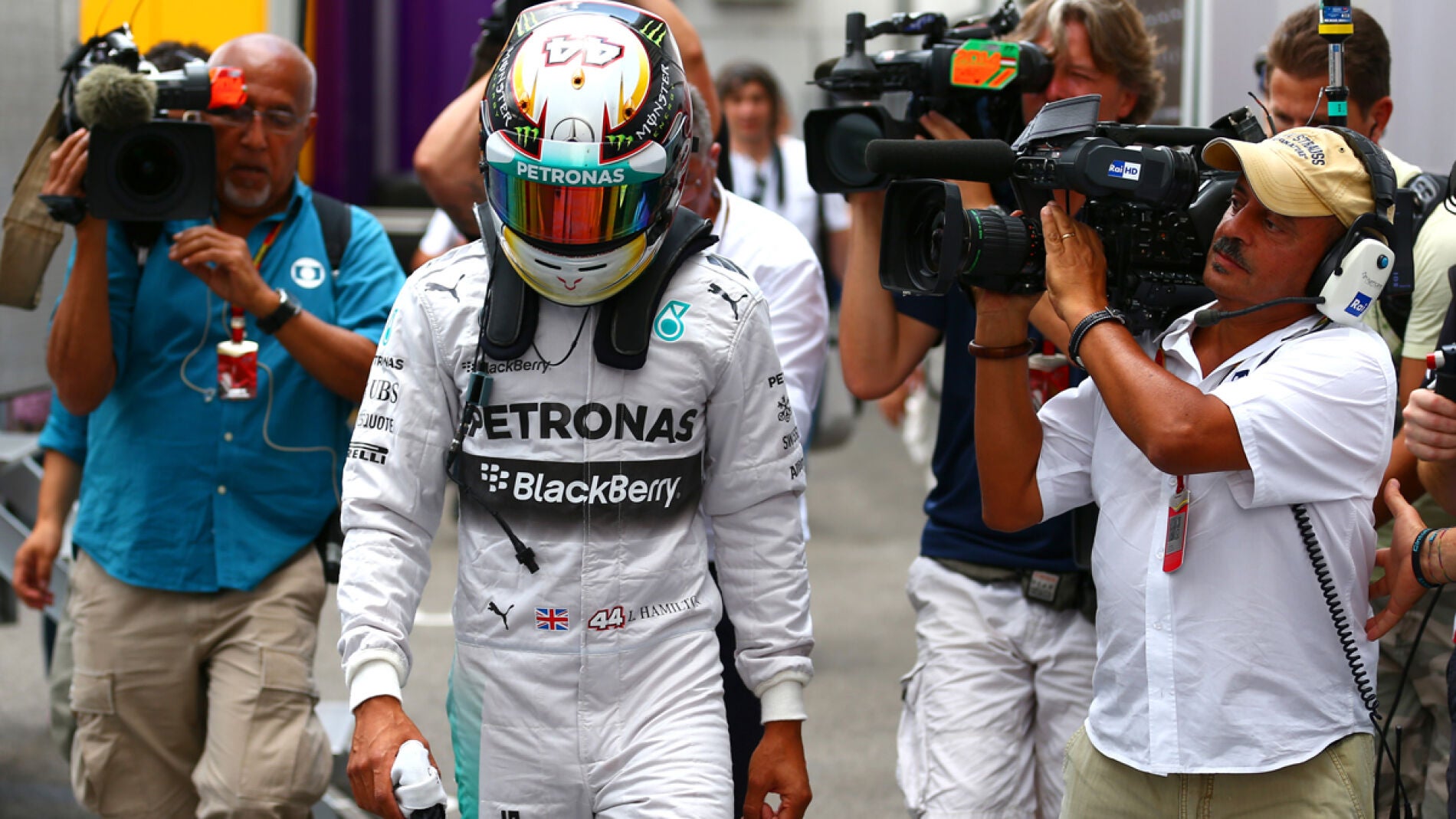 Hamilton, oculto tras su casco