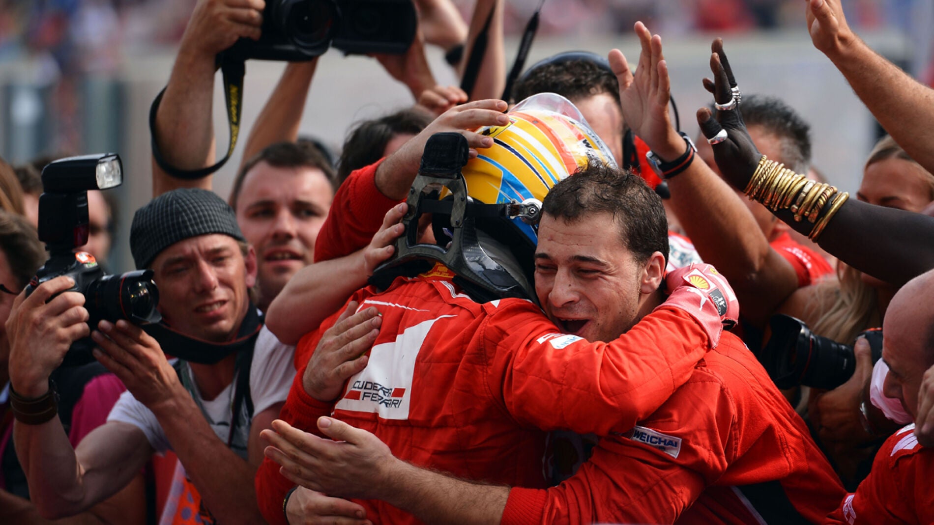 Alonso, con su equipo