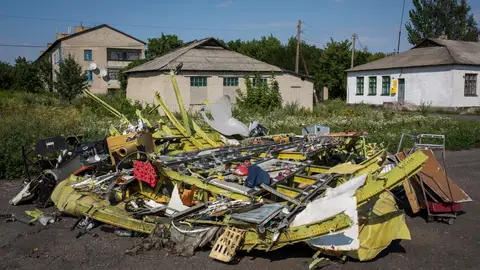 Restos del avión malasio derribado en Ucrania Restos del avión malasio derribado en Ucrania