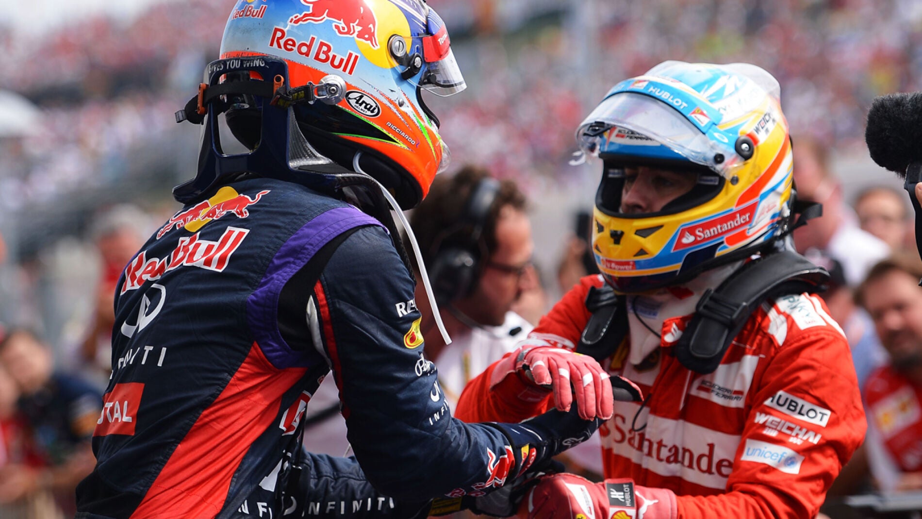 Alonso saluda a Ricciardo