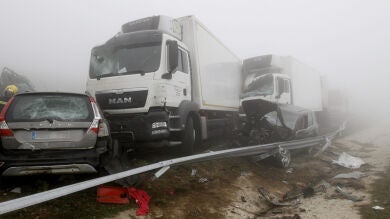El tramo de la A-8 por Abadín sigue cerrado por la retirada de los restos de vehículos 