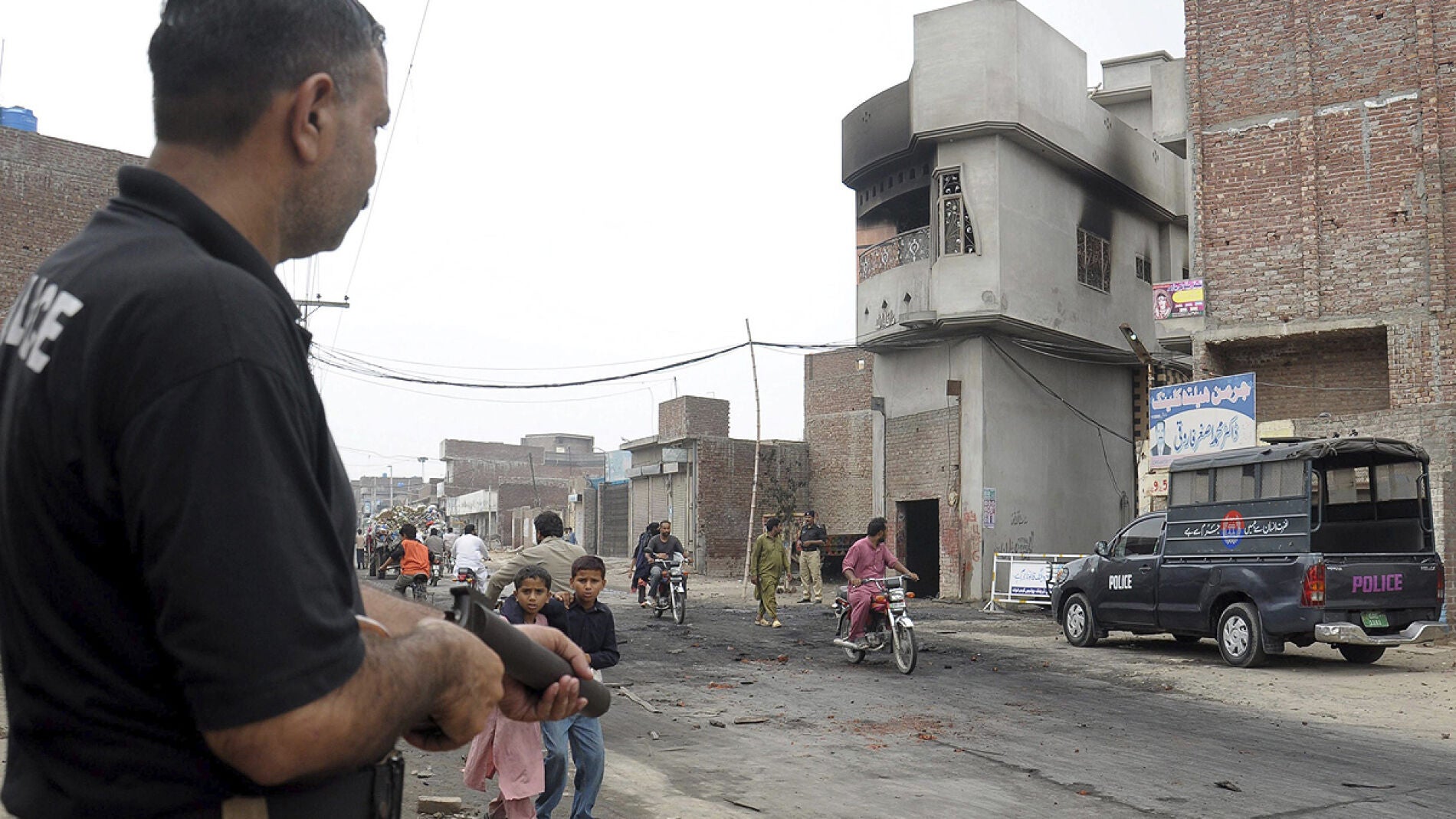 Prenden varias casas en la localidad de Gujranwala en Pakist&aacute;n