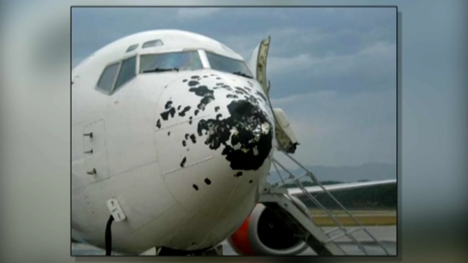 Avión destrozado por el granizo