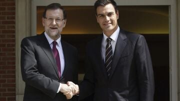 Mariano Rajoy recibe a Pedro Sánchez en la Moncloa