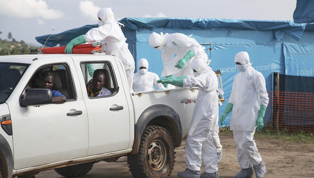 Varios sanitarios trabajan en Liberia