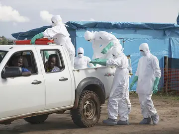 Varios sanitarios trabajan en Liberia Varios sanitarios trabajan en Liberia