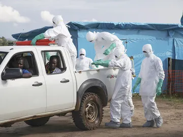 Varios sanitarios trabajan en Liberia Varios sanitarios trabajan en Liberia