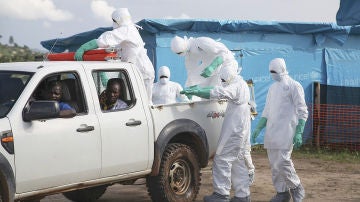 Varios sanitarios trabajan en Liberia