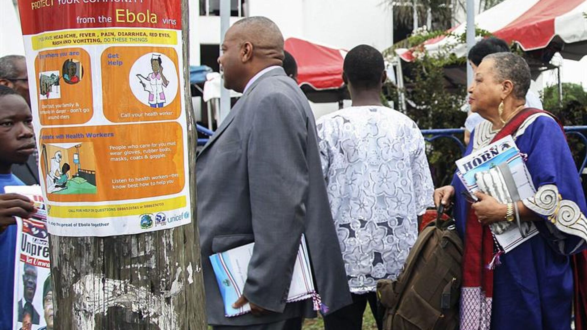 Carteles contra el &eacute;bola.