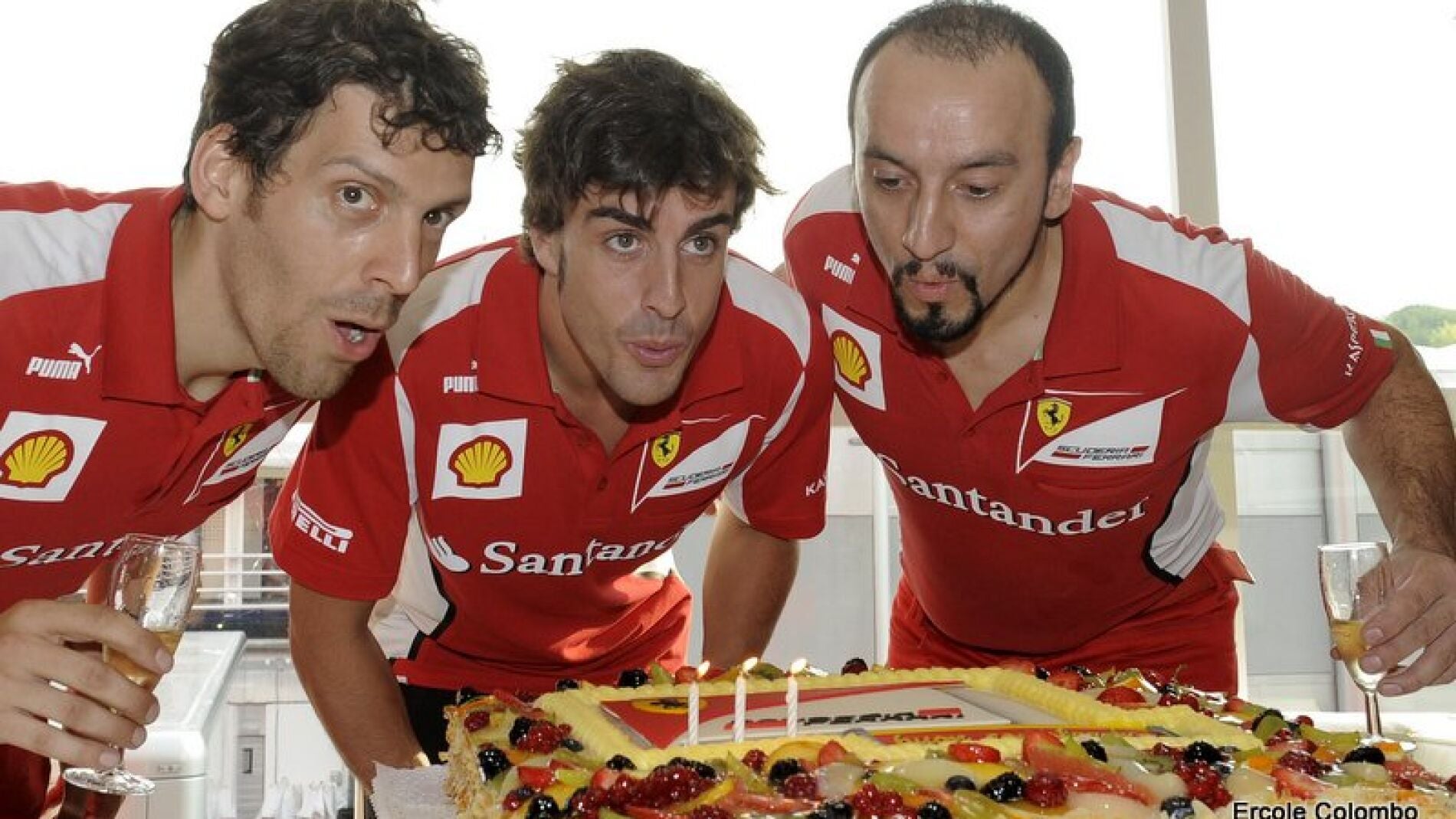 Fernando Alonso soplando las velas