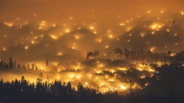 Una imagen de larga exposición muestra un incendio en el valle del parque Yosemite