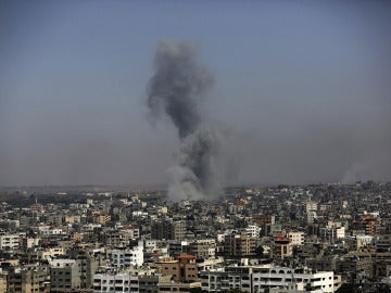 Una columna de humo se alza en la ciudad de Gaza