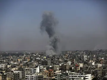 Una columna de humo se alza en la ciudad de Gaza Una columna de humo se alza en la ciudad de Gaza