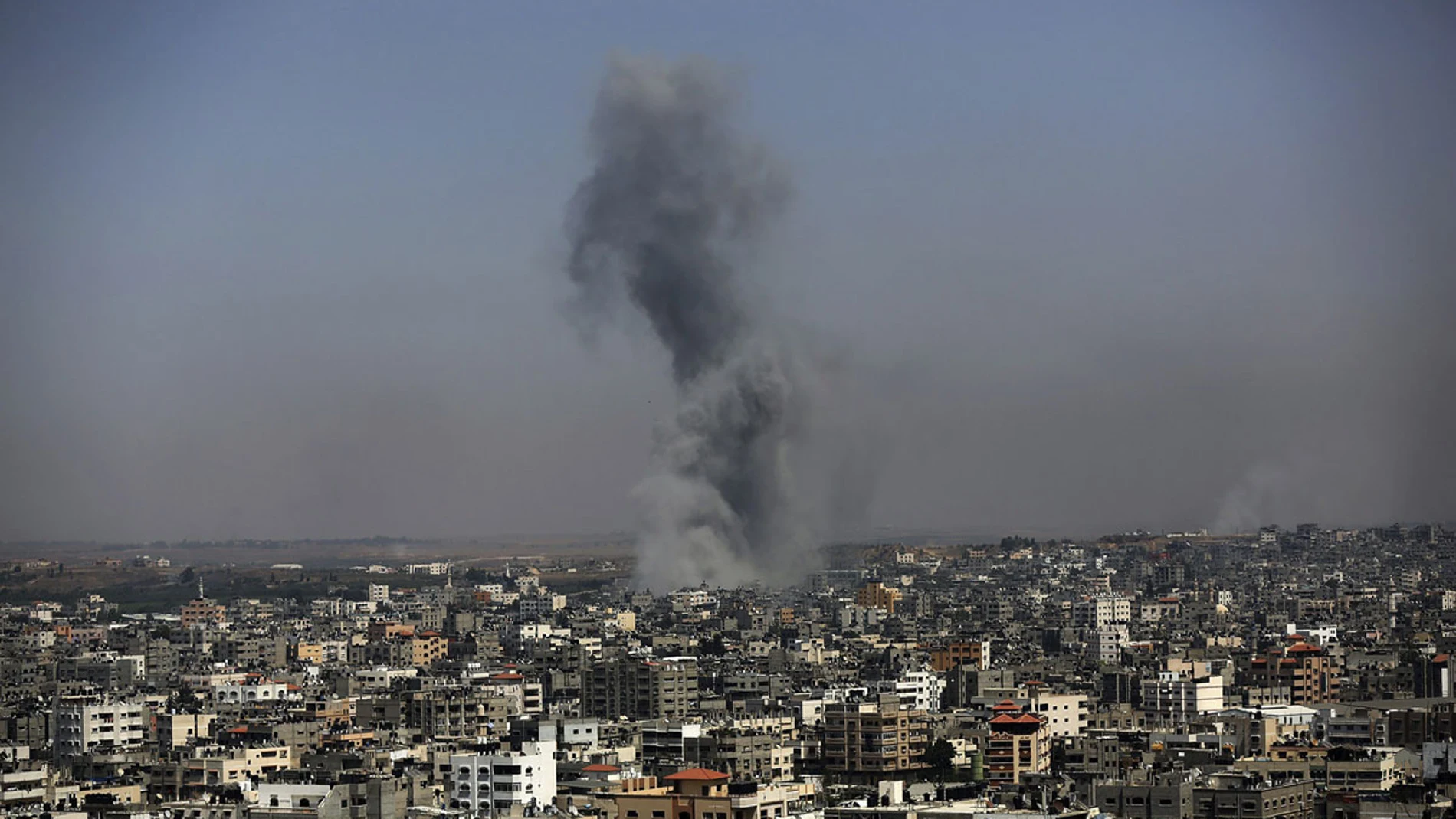 Una columna de humo se alza en la ciudad de Gaza Una columna de humo se alza en la ciudad de Gaza