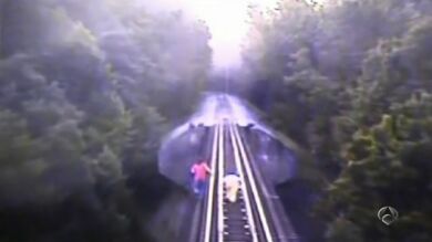 Dos mujeres quedan atrapadas en las vías mientras un tren les pasa por encima