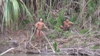 Lograr grabar a una tribu indígena aislada y desconocida en la zona amazónica de Brasil