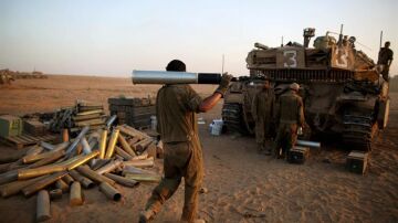 Soldados israelíes preparan un tanque Merkava