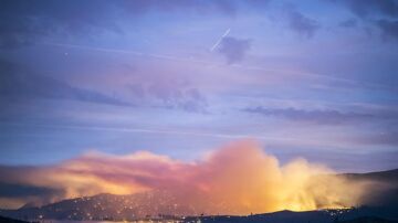Una imagen de larga exposición muestra un incendio en el valle del parque Yosemite