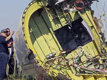Investigadores australianos y holandeses examinan los restos del vuelo MH17 Investigadores australianos y holandeses examinan los restos del vuelo MH17