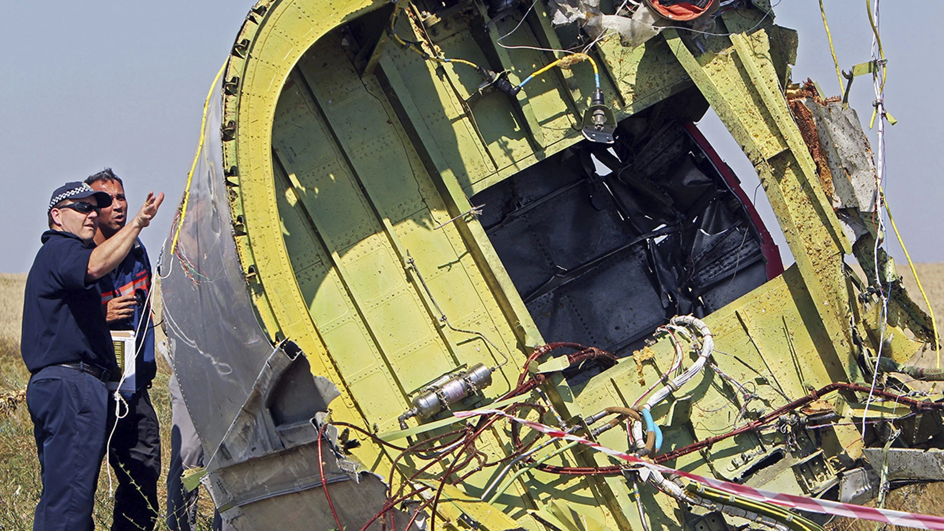 Investigadores australianos y holandeses examinan los restos del vuelo MH17 Investigadores australianos y holandeses examinan los restos del vuelo MH17