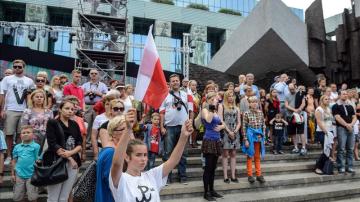 Ciudadanos polacos, durante el minuto de silencio