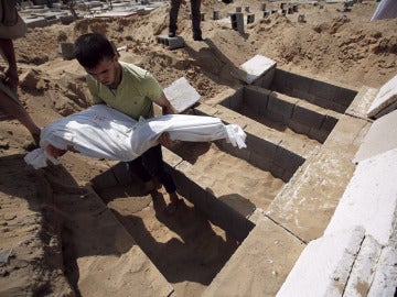 Un palestino entierra a un familiar