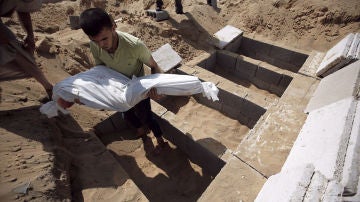 Un palestino entierra a un familiar