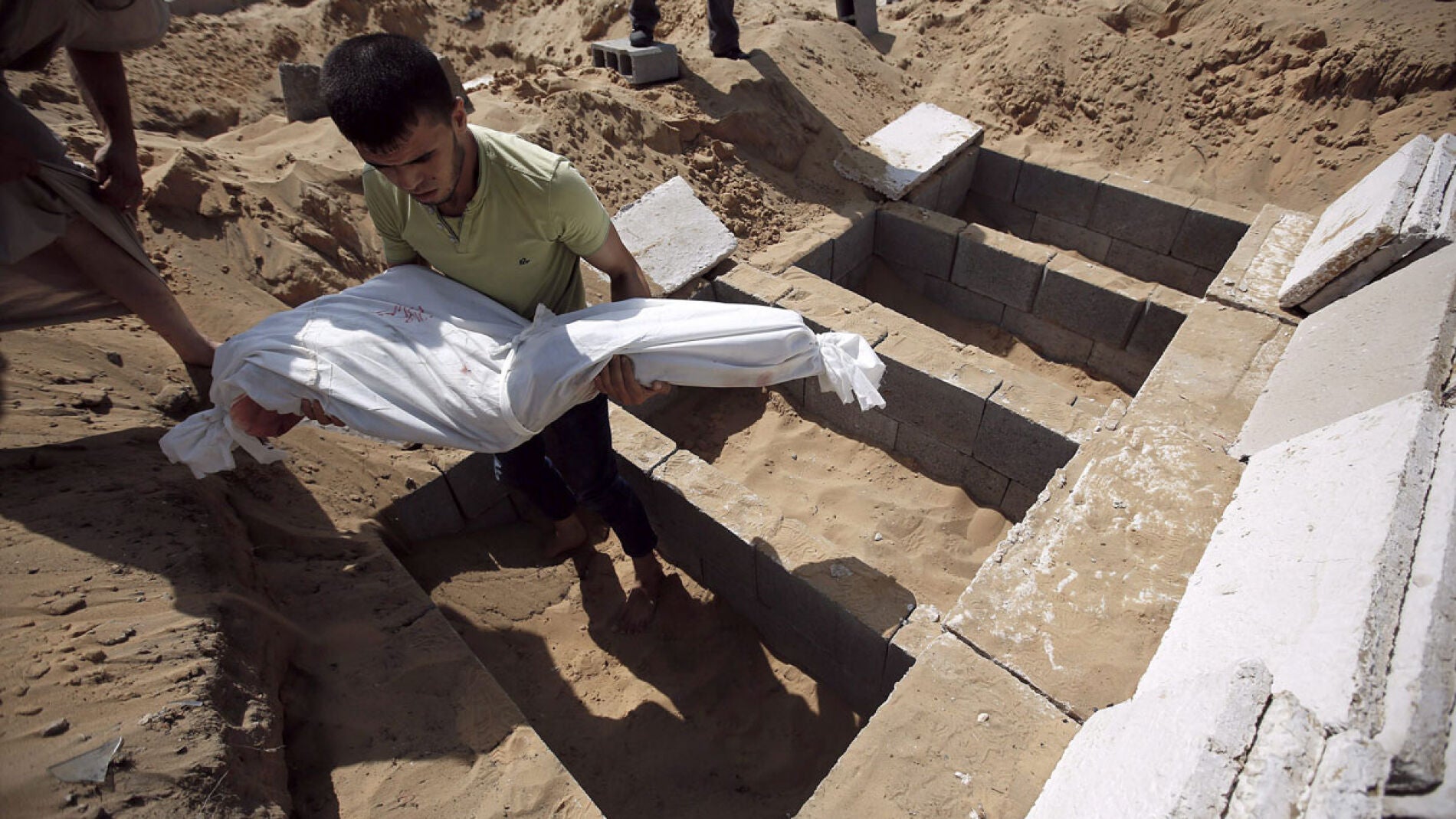 Un palestino entierra a un familiar