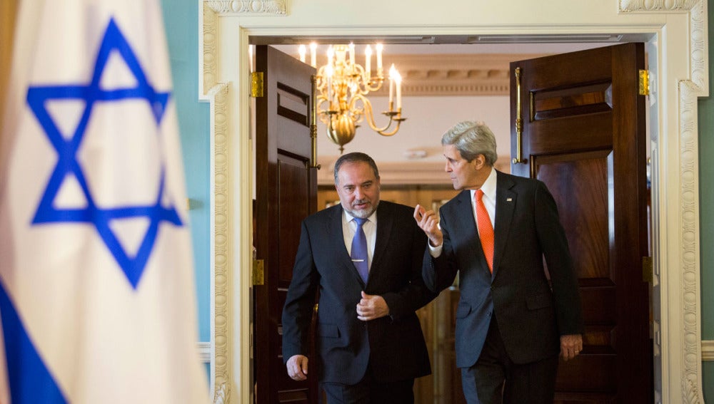 El secretario de estado de EEUU, John Kerry, dialoga con el ministro de exteriores de Israel, Avigdor Lieberman