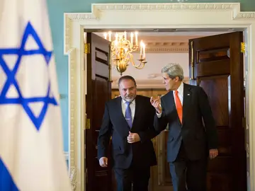 El secretario de estado de EEUU, John Kerry, dialoga con el ministro de exteriores de Israel, Avigdor Lieberman El secretario de estado de EEUU, John Kerry, dialoga con el ministro de exteriores de Israel, Avigdor Lieberman