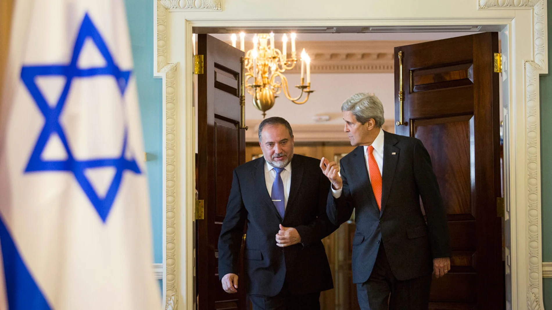 El secretario de estado de EEUU, John Kerry, dialoga con el ministro de exteriores de Israel, Avigdor Lieberman El secretario de estado de EEUU, John Kerry, dialoga con el ministro de exteriores de Israel, Avigdor Lieberman
