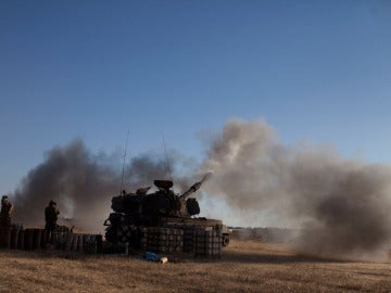 Una pieza de artillería israelí dispara un obús
