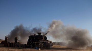 Una pieza de artillería israelí dispara un obús