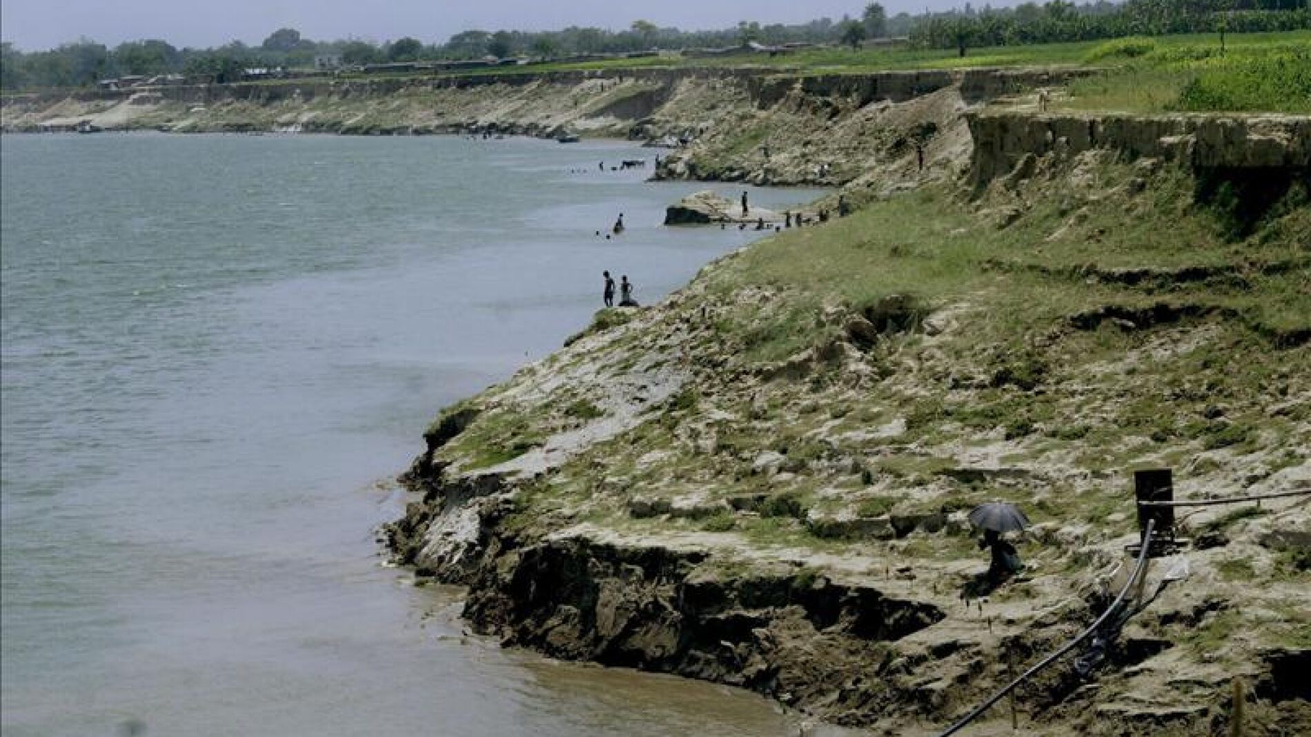 Un barco de 250 pasajeros naufraga en Bangladesh