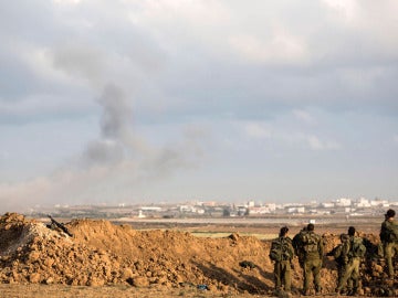 Una columna de humo se levanta sobre la frontera de Gaza
