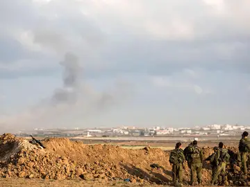 Una columna de humo se levanta sobre la frontera de Gaza Una columna de humo se levanta sobre la frontera de Gaza