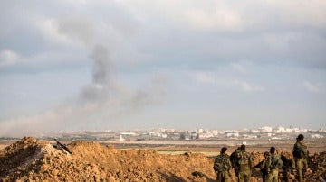 Una columna de humo se levanta sobre la frontera de Gaza