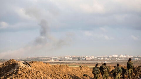 Una columna de humo se levanta sobre la frontera de Gaza