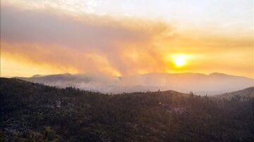 Los bomberos logran avances en el incendio de Yosemite y reducen el peligro