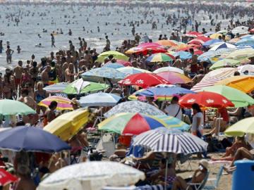 Playa abarrotada en verano