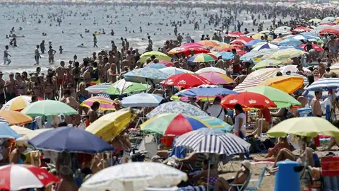 Playa abarrotada en verano Playa abarrotada en verano
