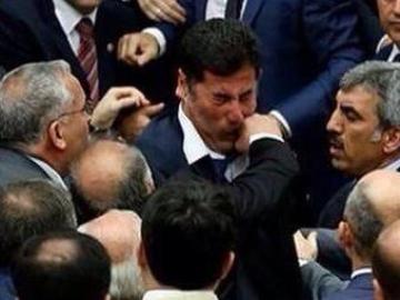 Pelea en el Parlamento de Turquía Pelea en el Parlamento de Turquía