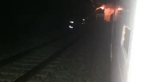 La locomotora del tren, en llamas La locomotora del tren, en llamas