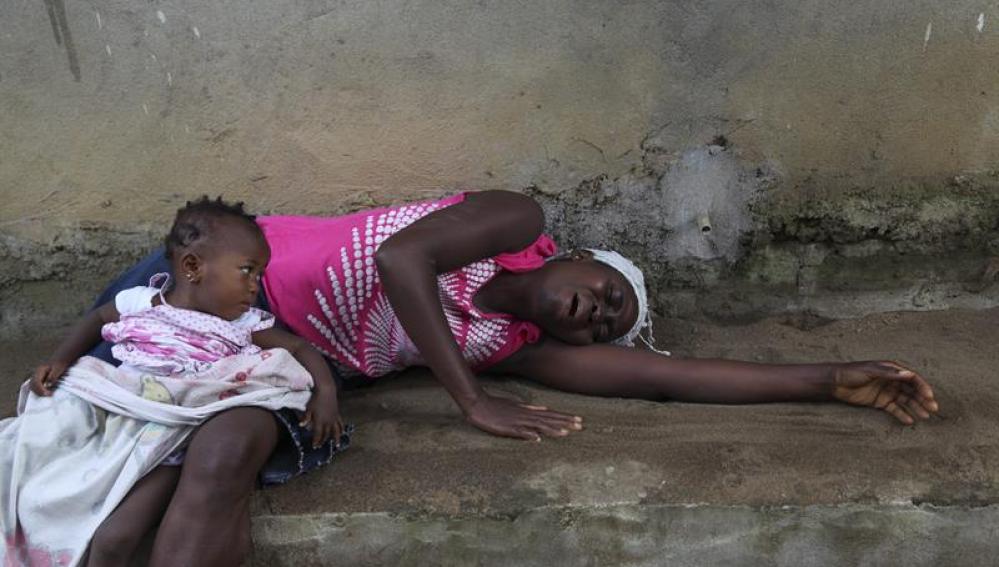 Una mujer llora la muerte de un familiar por el ébola  en Liberia