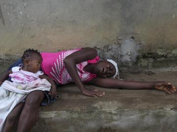 Una mujer llora la muerte de un familiar por el ébola en Liberia