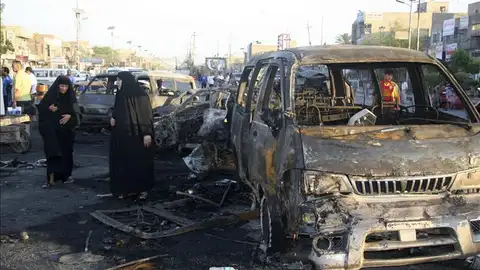 Dos mujeres iraquíes observan los daños causados Dos mujeres iraquíes observan los daños causados