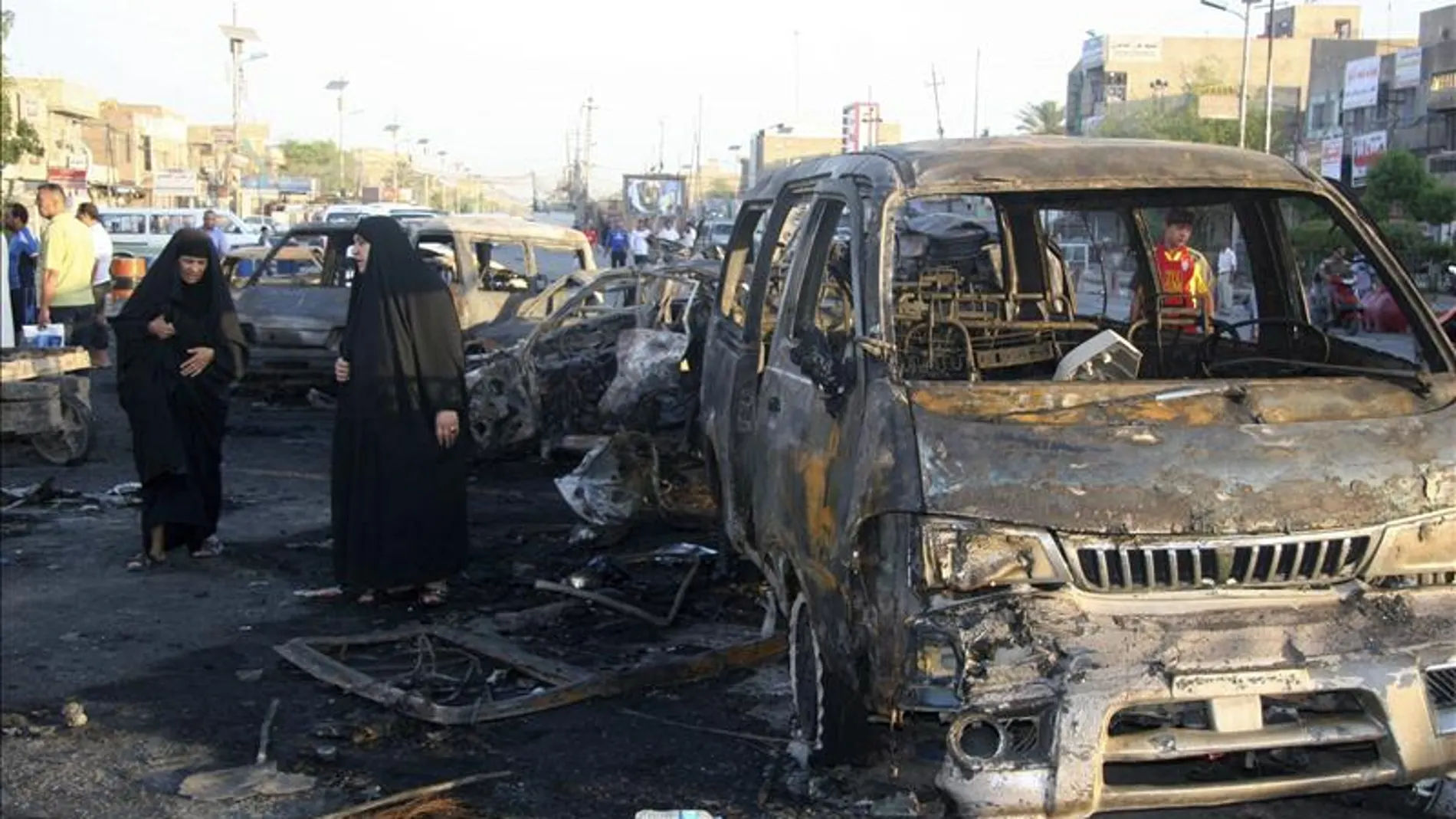 Dos mujeres iraquíes observan los daños causados Dos mujeres iraquíes observan los daños causados