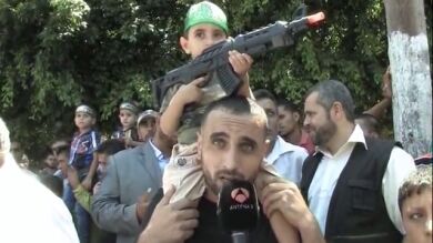 Varios fanáticos de Hamas visten a sus hijos como terroristas y les animan a ser mártires